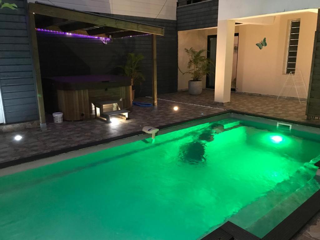 Le Flamboyant Avec Piscine Chauffee 30° Et Jacuzzi Apartment Saint-André Exterior foto