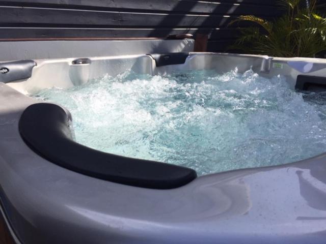 Le Flamboyant Avec Piscine Chauffee 30° Et Jacuzzi Apartment Saint-André Exterior foto
